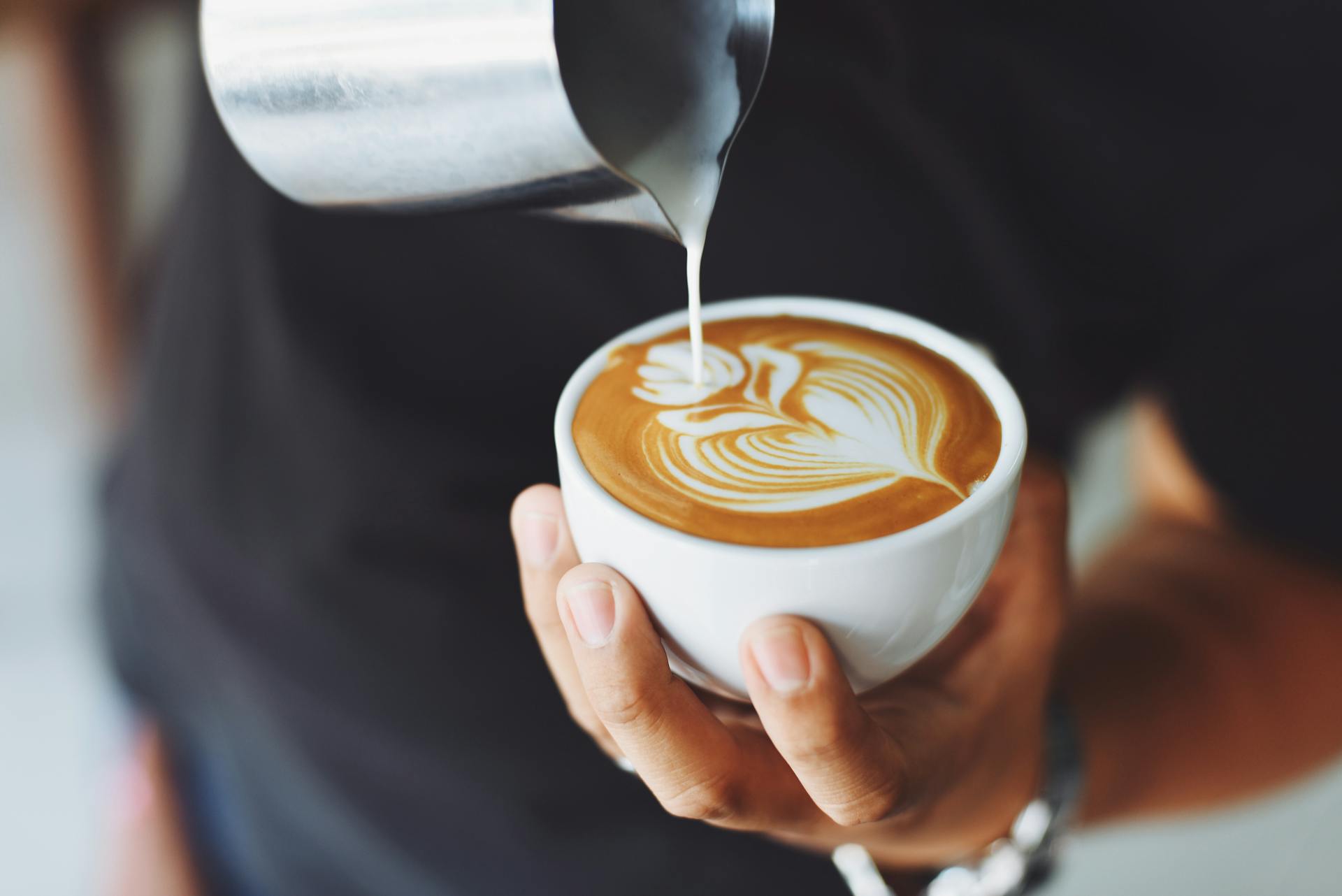 Tasse de café posée dans la lumière du matin