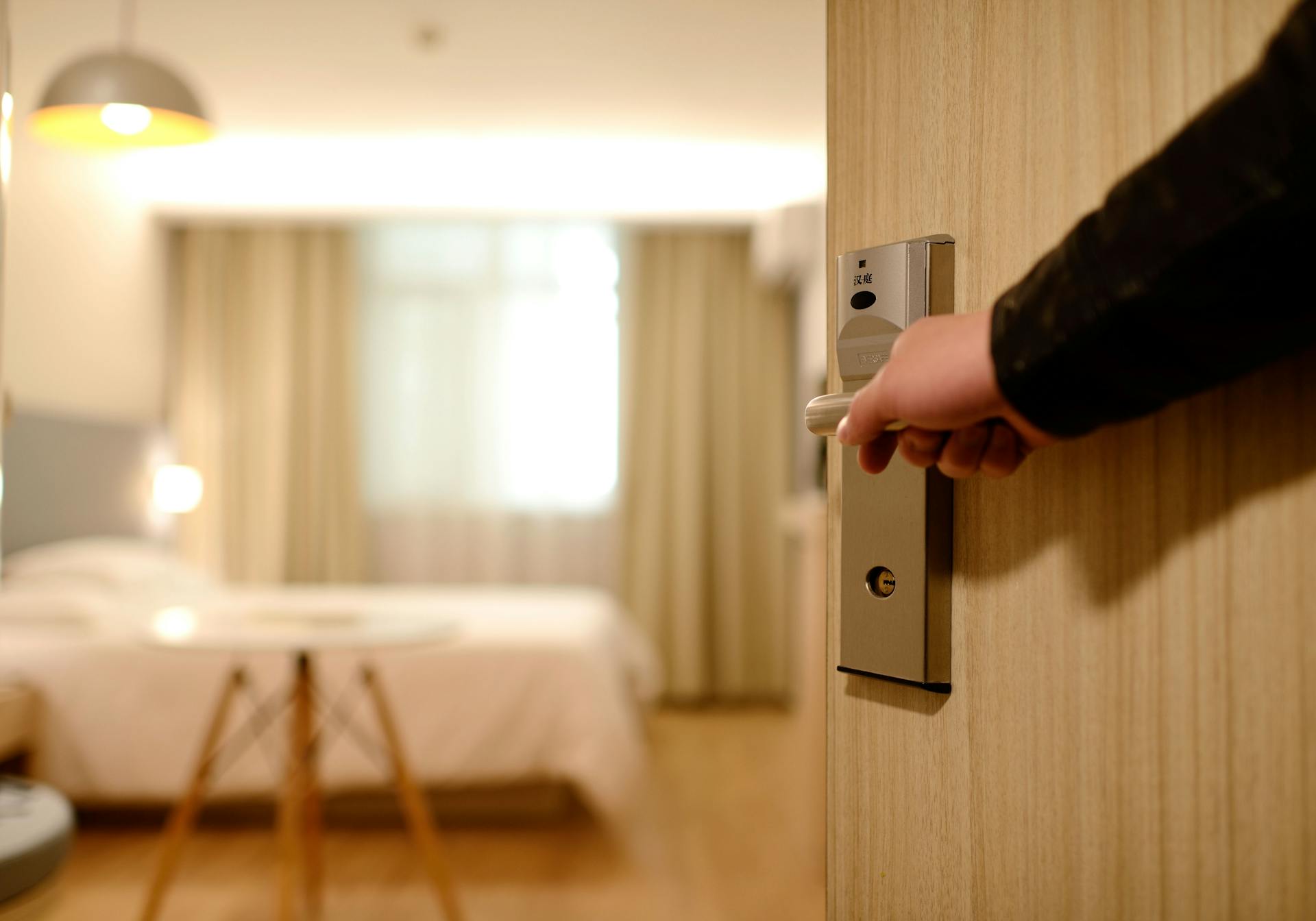 Chambre double avec lit en lin écru, lumière naturelle de fin d'après-midi
